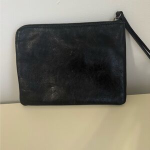 Patricia Nash black Wristlet
100% full-grain leather
Perfect condition
